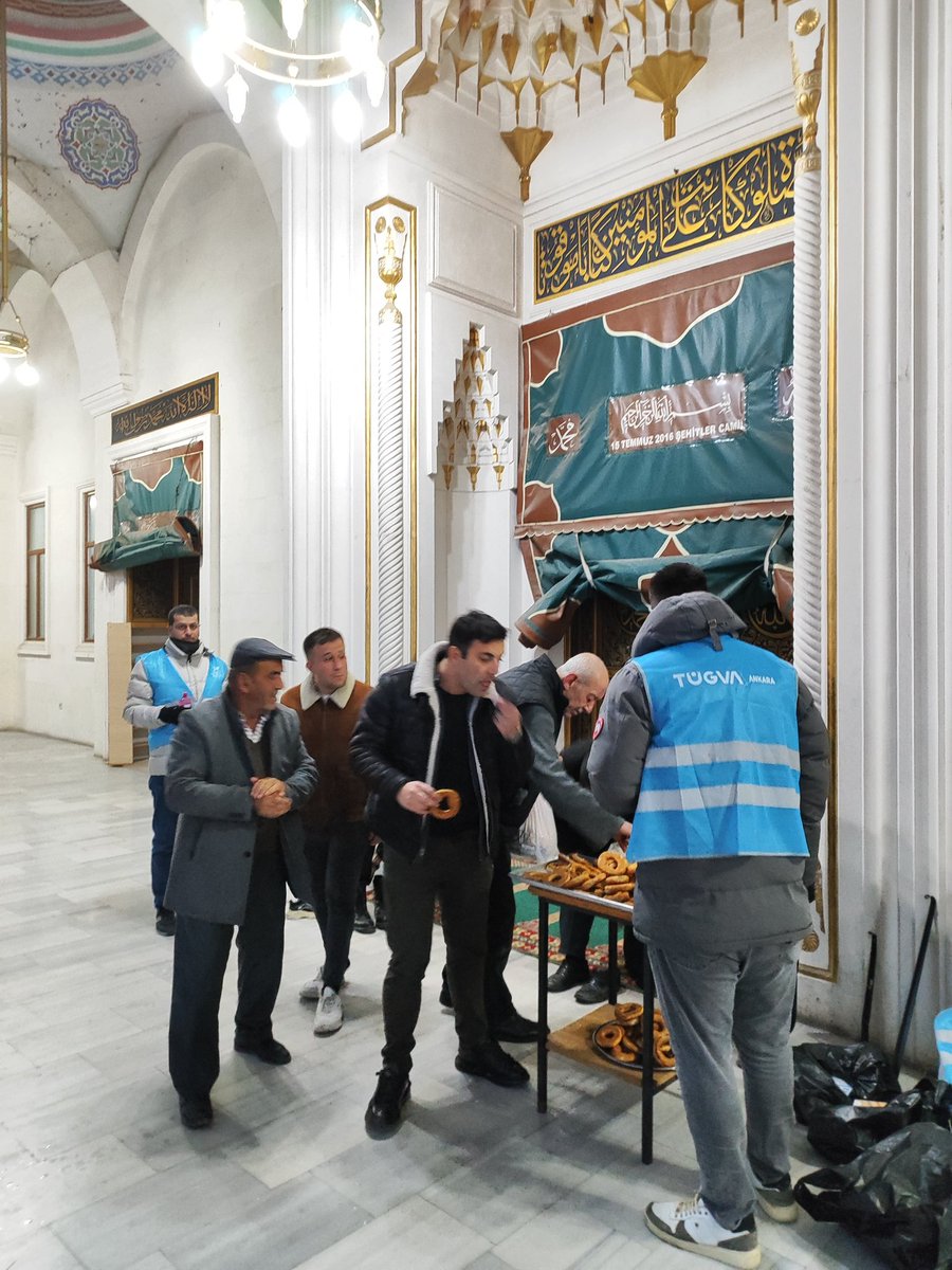 15 Temmuz Şehitler Camisinde namaz çıkışı Kandil simidi ve lokum ikram edip vatandaşlarımızı kandilini kutladık.
<a href="/resulekrem06/">Resul Ekrem Öztürk</a>
@ismailyegintr 
<a href="/zaferkaramagara/">Zafer Karamağara</a> 
<a href="/ibrahim_besinci/">İbrahim Beşinci</a>