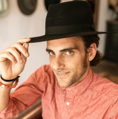 dresscodeshirts's tweet image. How to add Red without going all-in

👔 Ties and Pocket Squares. A red tie can instantly elevate a suit or blazer, while a pocket square adds just the right pop of colour. 
🧦 Socks
👟 Shoes and Accessories.

buff.ly/40mukcl 

#DressCode #HandMadeShirts #DesignerShirts