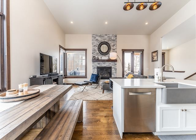 SCRetreats's tweet photo. Explore two stunning homes in Silverthorne! One features rustic charm, while the other offers a cozy modern design. Both have vaulted ceilings, private decks, and easy access to top ski areas.

#colorado
#familyvacation
#mountains
#scenicviews
#vacationrental
#summitcounty https://t.co/JTjUs2wjHp