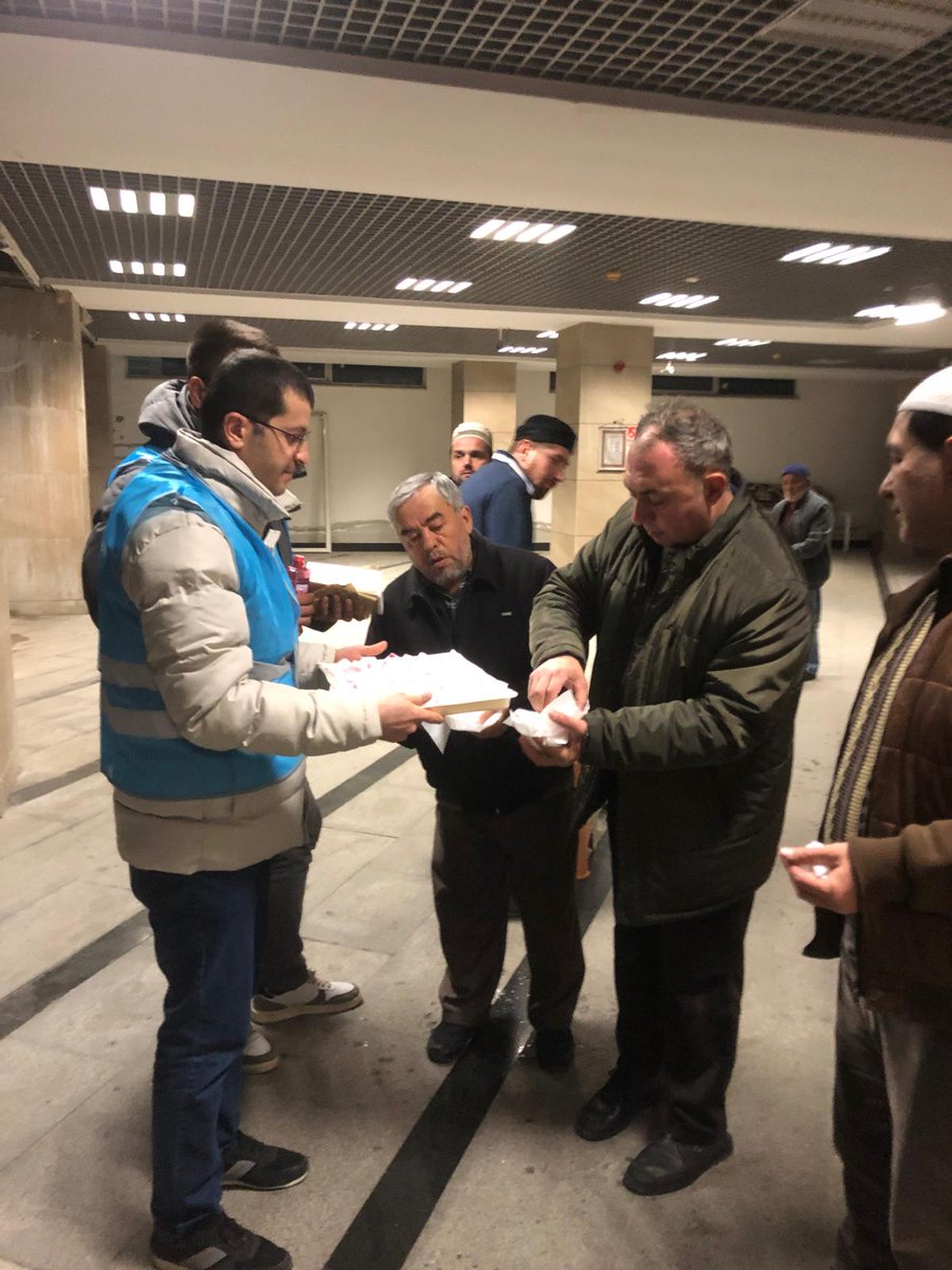 Kütükçüoğlu Merkez Camisinde namaz çıkışı Kandil simidi ve lokum ikram edip vatandaşlarımızı kandilini kutladık.
<a href="/resulekrem06/">Resul Ekrem Öztürk</a>
@ismailyegintr 
<a href="/zaferkaramagara/">Zafer Karamağara</a> 
<a href="/ibrahim_besinci/">İbrahim Beşinci</a>