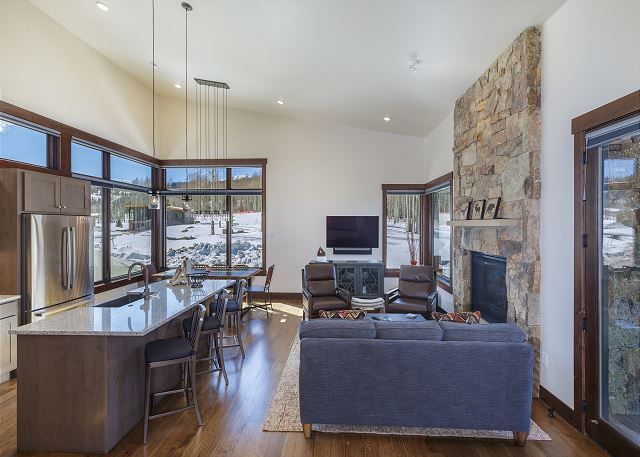 SCRetreats's tweet photo. Explore two stunning homes in Silverthorne! One features rustic charm, while the other offers a cozy modern design. Both have vaulted ceilings, private decks, and easy access to top ski areas.

#colorado
#familyvacation
#mountains
#scenicviews
#vacationrental
#summitcounty https://t.co/JTjUs2wjHp