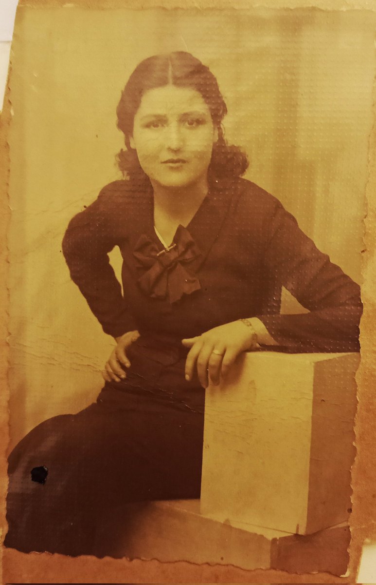 🦋 COLECCIONISTA DE ANTEPASADAS

❤ Una imagen de los años 30 de mi abuela paterna, Ana María Fernández Quesada (1918-2000).

♀️ Siguiendo la línea femenina materna he descubierto a Mónica Escario Val, nacida en Barbuñales (Huesca), en 1720, que e (...) 👉 instagram.com/share/p/_fQDmb…