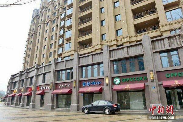 شارع تجاري في الصين بمنطقة Jiangsuيتميز بوجود ماركات كلها مزيفة-Zara=ZareH&amp;amp;M=H&amp;amp;NStarbucks=SffcccksBOSS=BGSS