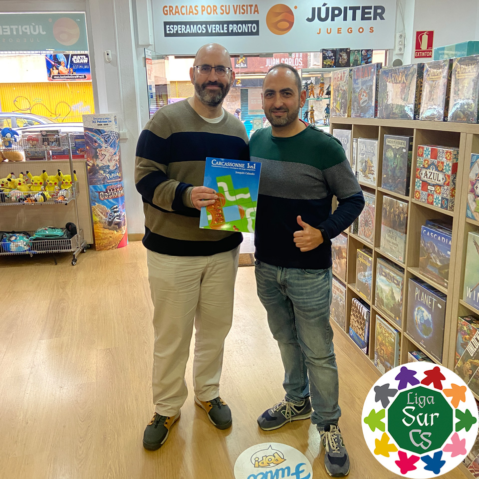 CarcassonneEs's tweet photo. Hoy disputamos el 6º torneo de #LigaCSSur en @JupiterJuegos #Sevilla. ¡Gracias por la acogida! 😍
Tras 4 rondas el ganador fue @ecdcarcassonne. ¡Felicidades! 👏
Además, tuvo el detalle de sortear un ejemplar de su libro "Carcassonne 1vs1". ¡Gracias! 🥳
🏆https://t.co/KzRNC7ICiI https://t.co/eakugbtIEH