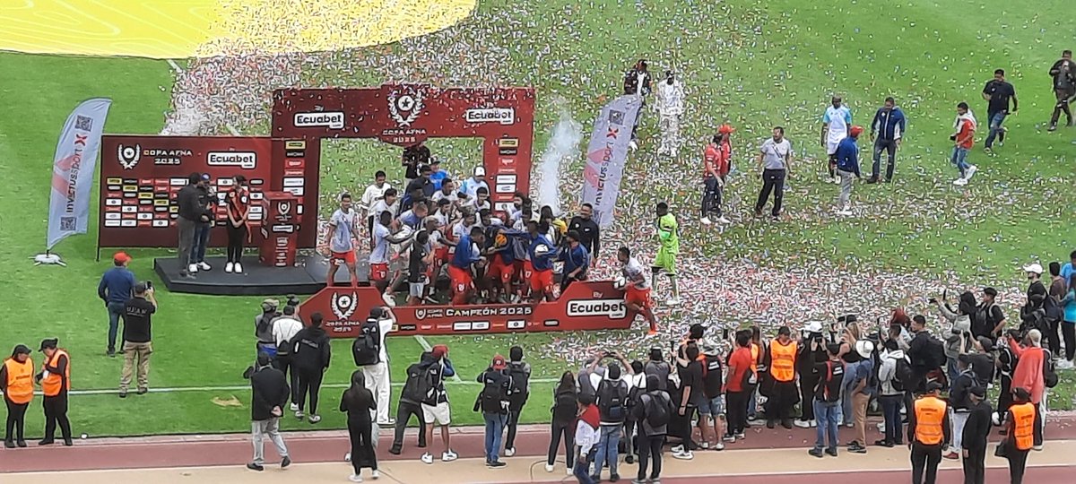 josuepazmino89's tweet photo. El Nacional se quedó con la #CopaAFNA tras vencer(1-0) a Vino Tinto, con gol de Darío Pazmiño.
Partido que se le complicó, pero al final aprovechó la expulsión de Hernández y queda listo para la #SupercopaEcuador vs #LDUQ
*Aucas quedó tercero tras vencer(2-0) a Deportivo Quito https://t.co/b33q69BG9g
