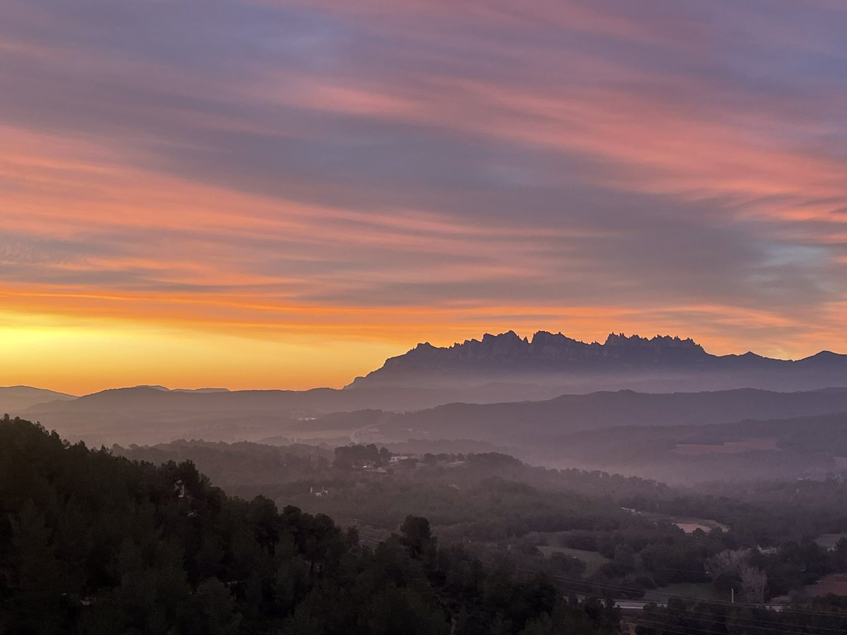 JaumePlans3's tweet image. Sortida de sol avui Diumenge #albada #montserrat desde #collbaix
