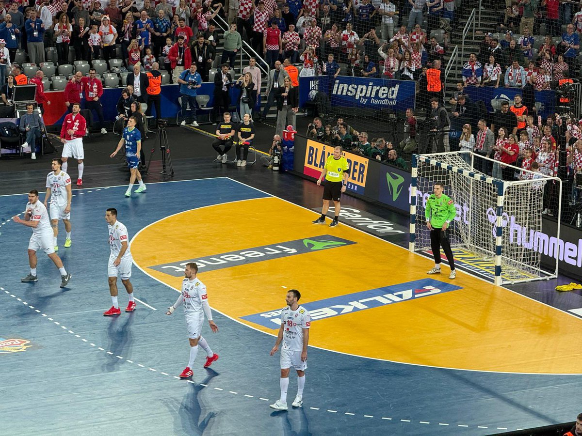 AnteDeur's tweet photo. Bravo dečki! 💪🏻🔥🇭🇷 
Čestitke na fantastičnoj igri, četvrtfinale Svjetskog prvenstva! 👏🏻🤾‍♂️

#crohandball #CRODENNOR2025 #CROISL https://t.co/PunEBgSVGJ