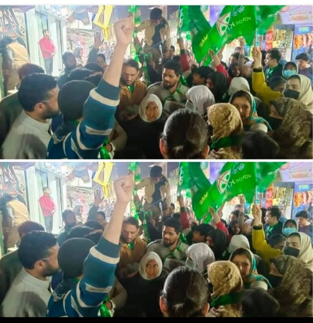shoaibJamei's tweet photo. शाहीन बाग की दादी( बिलकिस दादी), ने जेल में बंद हमारे ओखला प्रत्याशी शिफा उर रहमान के लिए चुनाव प्रचार में शामिल हुई और मजलिस के लिए वोट मांगा। 
यह पूरा चुनाव एक आंदोलन बन गया है। जो कसर 2020 में सियासी इंकलाब का बाकी रह गया था वह अब 5 साल के बाद पूरा हो रहा है। 
 इंशाल्लाह हम कामयाब होंगे।✌️🤲