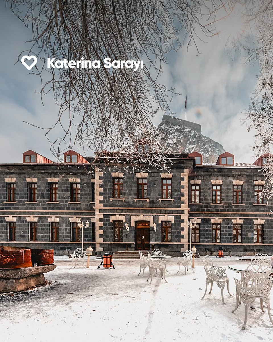 gezsen_tr's tweet photo. Baltık mimarisi eserleriyle dikkat çeken Kars, Osmanlı mirası yüzlerce yıllık yapılara da sahip.   Eski Vali Konağı, Katerina Sarayı ve Fethiye Camii gibi 19. yüzyıl yapılarında şehrin Baltık mimarisinden aldığı mirası görebilir, Taş Köprü gibi eserlerde ise Osmanlı mimarisinin izlerini sürebilirsin. ✨   

#GezsenTR #KarstaKeşfetsen #KarstaGörsen #Kars #EskiValiKonağı #KaterinaSarayı #FethiyeCamii #TaşKöprü
