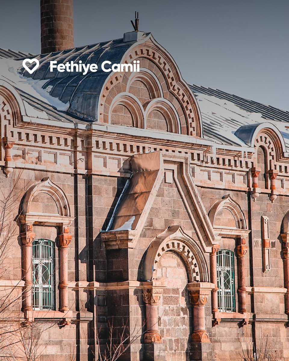 gezsen_tr's tweet photo. Baltık mimarisi eserleriyle dikkat çeken Kars, Osmanlı mirası yüzlerce yıllık yapılara da sahip.   Eski Vali Konağı, Katerina Sarayı ve Fethiye Camii gibi 19. yüzyıl yapılarında şehrin Baltık mimarisinden aldığı mirası görebilir, Taş Köprü gibi eserlerde ise Osmanlı mimarisinin izlerini sürebilirsin. ✨   

#GezsenTR #KarstaKeşfetsen #KarstaGörsen #Kars #EskiValiKonağı #KaterinaSarayı #FethiyeCamii #TaşKöprü