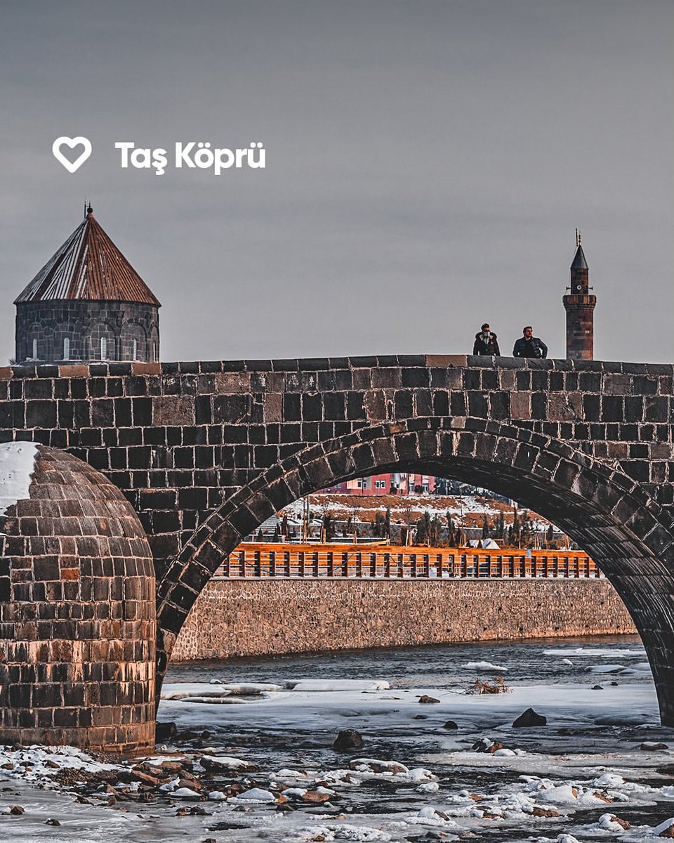 gezsen_tr's tweet photo. Baltık mimarisi eserleriyle dikkat çeken Kars, Osmanlı mirası yüzlerce yıllık yapılara da sahip.   Eski Vali Konağı, Katerina Sarayı ve Fethiye Camii gibi 19. yüzyıl yapılarında şehrin Baltık mimarisinden aldığı mirası görebilir, Taş Köprü gibi eserlerde ise Osmanlı mimarisinin izlerini sürebilirsin. ✨   

#GezsenTR #KarstaKeşfetsen #KarstaGörsen #Kars #EskiValiKonağı #KaterinaSarayı #FethiyeCamii #TaşKöprü