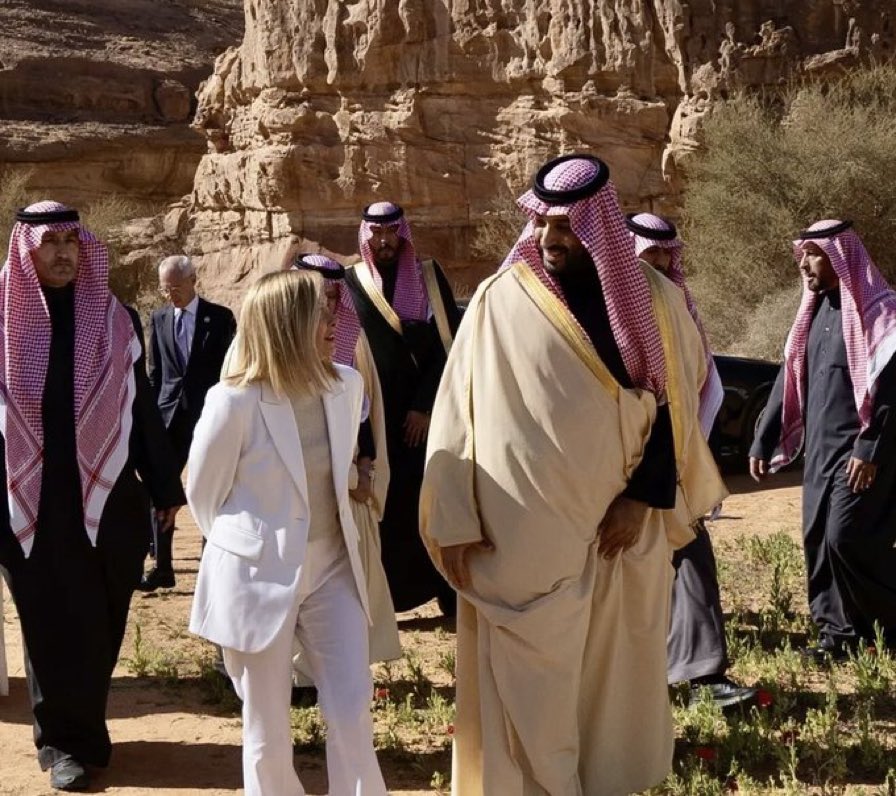 Inizio ad avere un quasi impalpabile dubbio, impercettibile, più una sensazione quasi extrasensoriale, che se l’opposizione continua a strillare sul pericolo fascista senza altri argomenti politici, idee alternative in economia, ecc., senza piangere e stracciarsi le vesti,