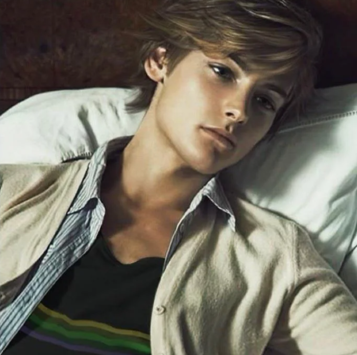 프랑스의 실존 모델이라는 아드리앙 자크스....

아드리앙 컨셉으로 화보 찍은 사진도 있던데, 마리네뜨도 실존인물 영향을 좀 받았다는 걸 고려하면 퉤머스가 이 사람을 기반으로 아드리앙을 만든걸지도....?