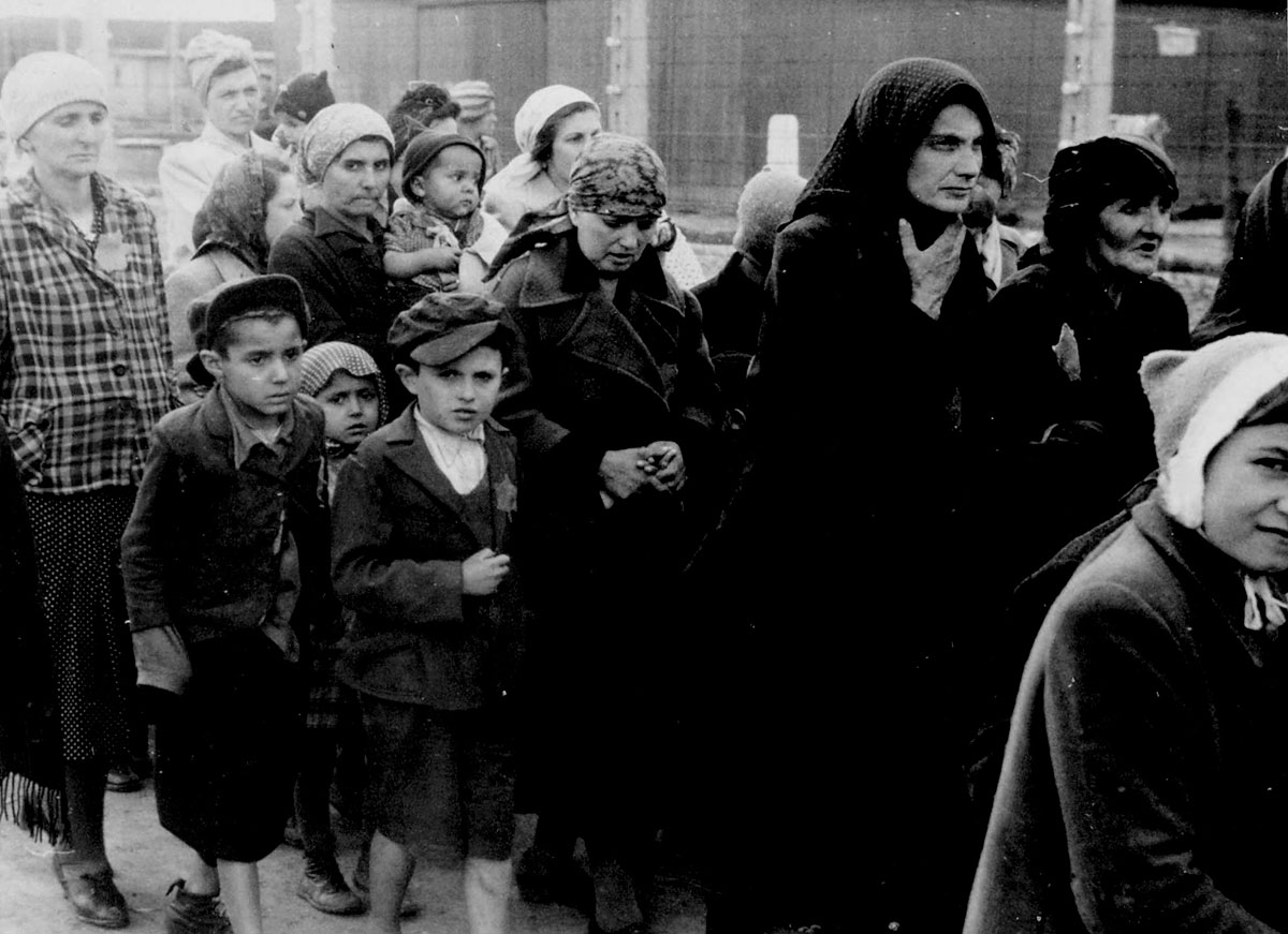 🗓️ 27 de enero: Día Internacional en memoria de las víctimas del Holocausto  

🔵 dhpedia.wikis.cc/wiki/D%C3%ADa_… 

Imagen: mujeres y niños judíos de la Rutenia Subcarpática caminan hacia las cámaras de gas del campo de concentración y exterminio nazi de Auschwitz Birkenau, 27.05.1944