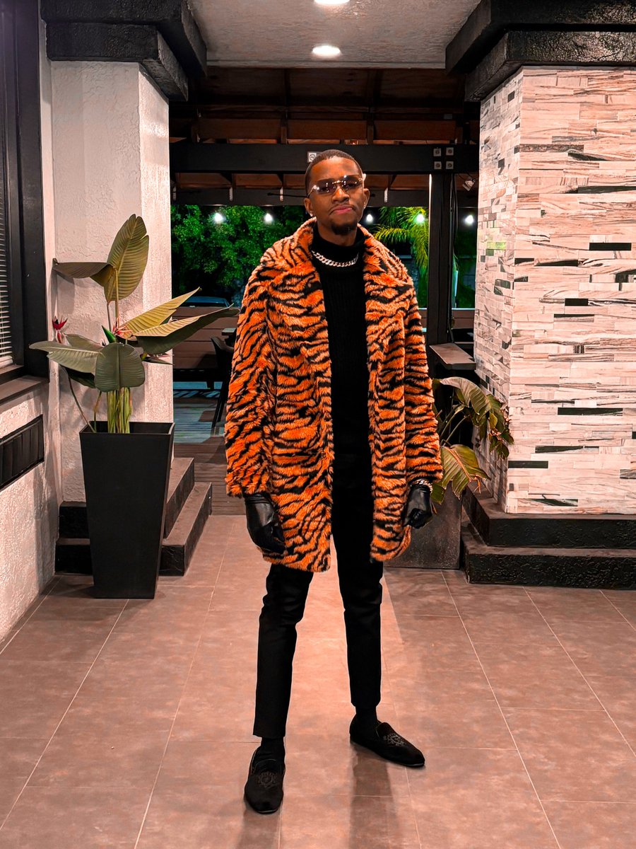 ReeseIsFly's tweet photo. Got the eye of a tiger 🐅

#Mensfashion #fur #Tiger #fashion #DRIP #luxury https://t.co/9GSMhOe7cO