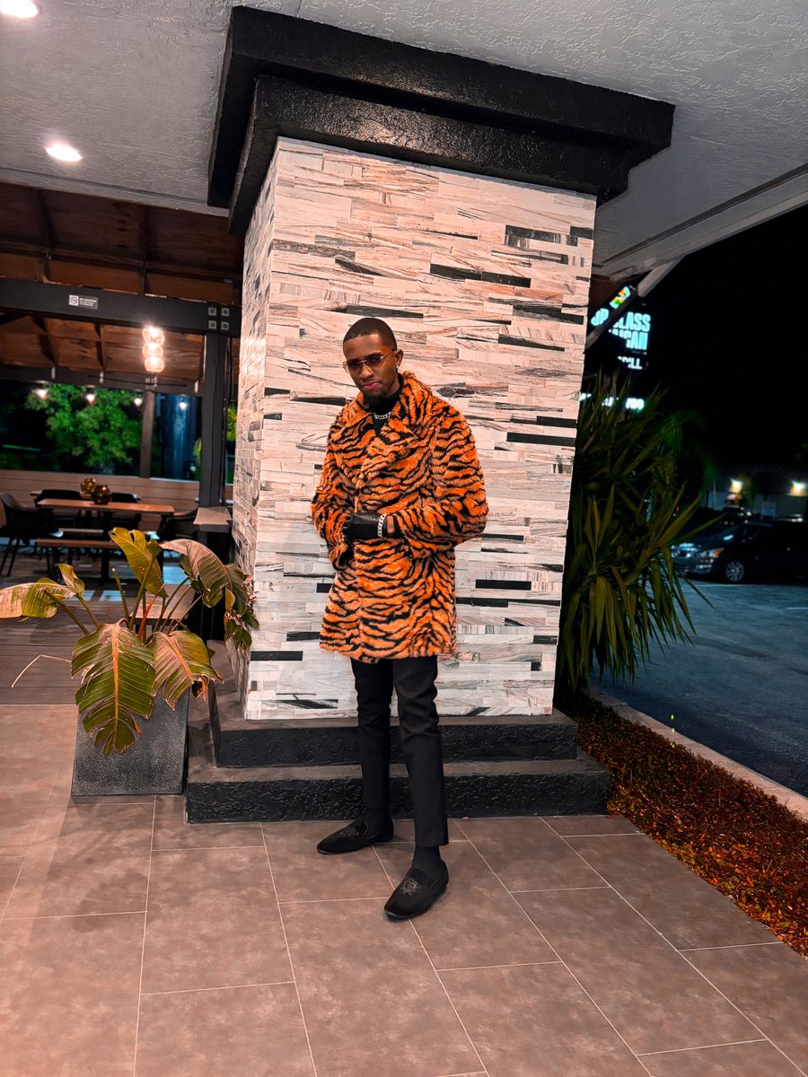 ReeseIsFly's tweet photo. Got the eye of a tiger 🐅

#Mensfashion #fur #Tiger #fashion #DRIP #luxury https://t.co/9GSMhOe7cO