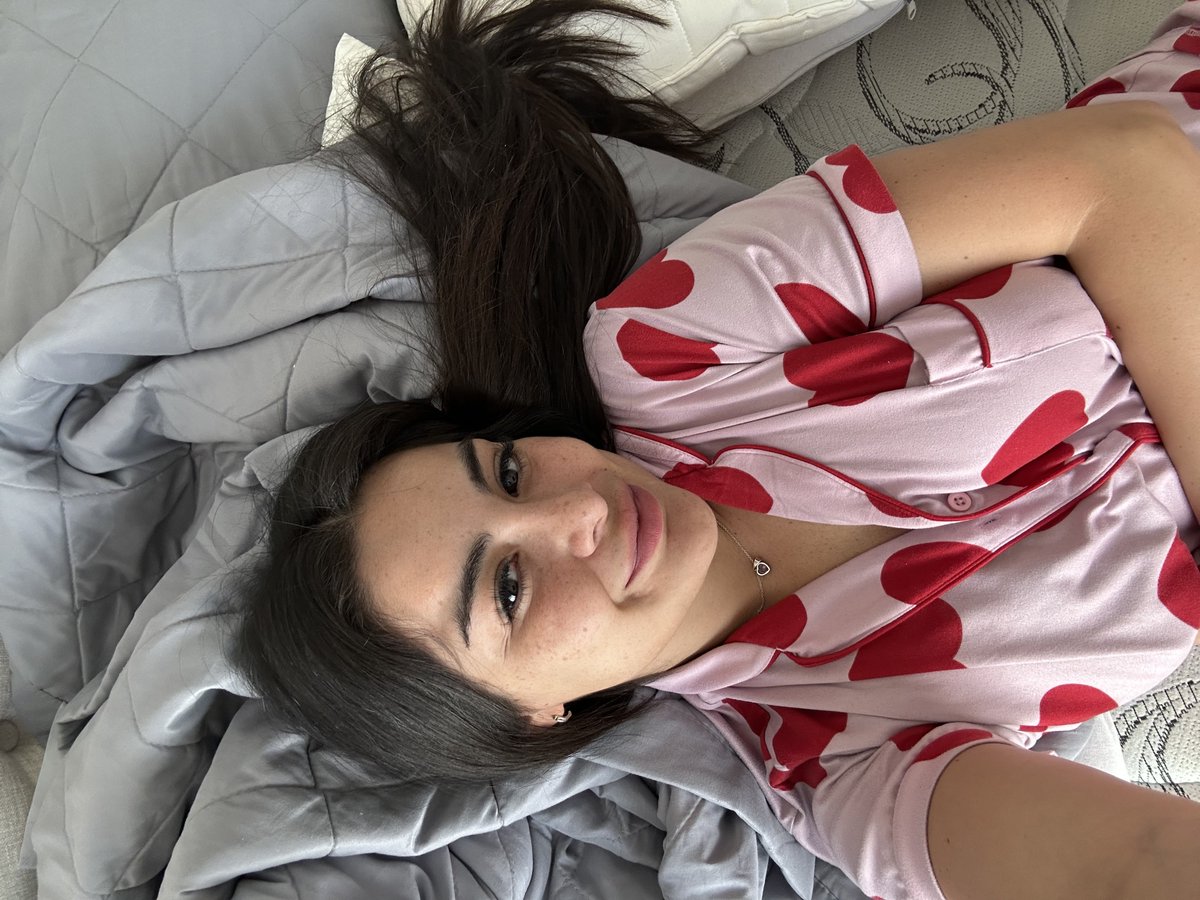 HelloooEllaa's tweet photo. Morning of pijamas and Netflix, pleasee https://t.co/RpQ6drXKiw