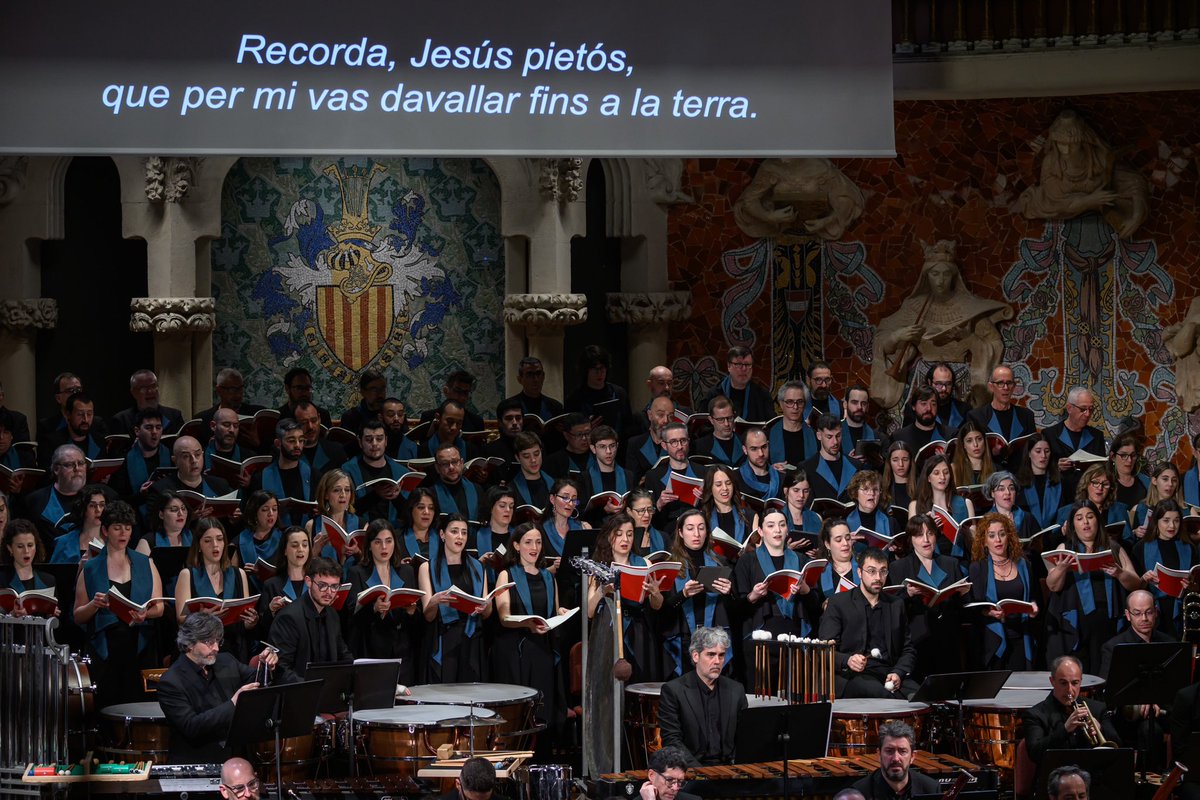 Orfeo_Catala's tweet photo. Quin somni interpretar el 'Dream Requiem' de Rufus Wainwright ✨ 

I compartir escenari amb l'@OrquestraOBC, la soprano Anna Prohaska, el Cor Infantil, el director Ludovic Morlot i el mateix compositor com a narrador és tot un luxe 🤩

Gràcies per acompanyar-nos-hi!🙌🏼 https://t.co/FFqM5zjnVS