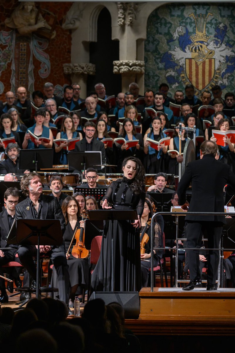 Orfeo_Catala's tweet photo. Quin somni interpretar el 'Dream Requiem' de Rufus Wainwright ✨ 

I compartir escenari amb l'@OrquestraOBC, la soprano Anna Prohaska, el Cor Infantil, el director Ludovic Morlot i el mateix compositor com a narrador és tot un luxe 🤩

Gràcies per acompanyar-nos-hi!🙌🏼 https://t.co/FFqM5zjnVS