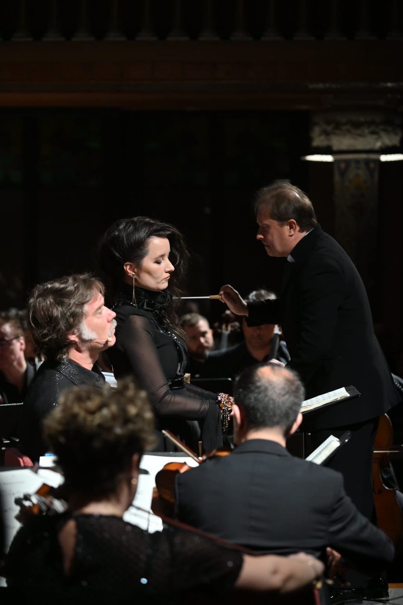 Orfeo_Catala's tweet photo. Quin somni interpretar el 'Dream Requiem' de Rufus Wainwright ✨ 

I compartir escenari amb l'@OrquestraOBC, la soprano Anna Prohaska, el Cor Infantil, el director Ludovic Morlot i el mateix compositor com a narrador és tot un luxe 🤩

Gràcies per acompanyar-nos-hi!🙌🏼 https://t.co/FFqM5zjnVS