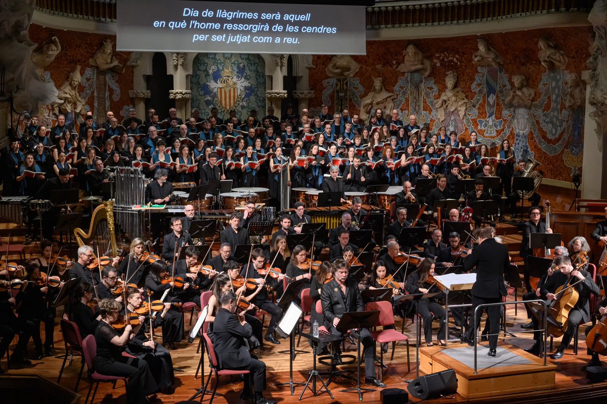 Orfeo_Catala's tweet photo. Quin somni interpretar el 'Dream Requiem' de Rufus Wainwright ✨ 

I compartir escenari amb l'@OrquestraOBC, la soprano Anna Prohaska, el Cor Infantil, el director Ludovic Morlot i el mateix compositor com a narrador és tot un luxe 🤩

Gràcies per acompanyar-nos-hi!🙌🏼 https://t.co/FFqM5zjnVS