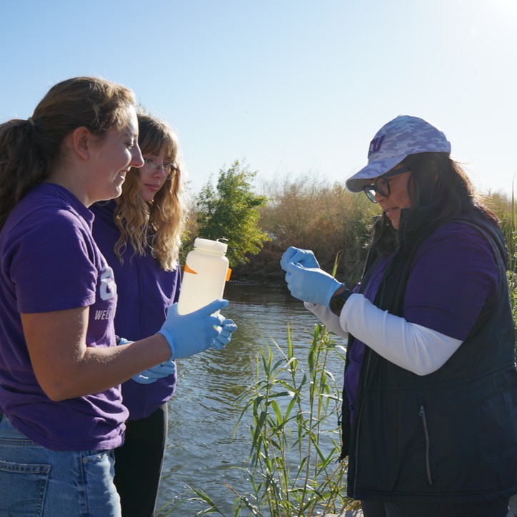 ArizonaDEQ's tweet photo. Happy #EnvironmentalEducationDay 🎉
We want to shine the spotlight on the @gcu Environmental Science students helping protect Arizona’s air, land, and water through our #CommunityScience Program! They're testing #waterquality at 10 sites across the Valley.
#ADEQCommunity https://t.co/z5Zg1XIZIq