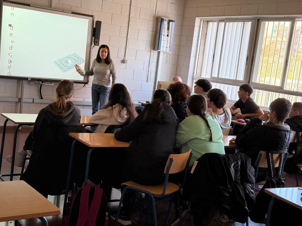 IESJRJ's tweet photo. La enfermera del centro de salud de Cruz de Humilladero ha visitado el instituto para impartir un taller de educación afectivo-sexual. https://t.co/uP9su32ejE