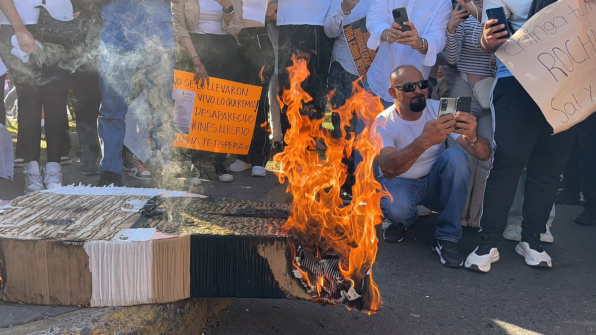 Juanjoquinonezg's tweet photo. ¡¡Queman al Gobernador!! 🔥🧨

En una segunda “marcha por la #paz” 🕊️nuevamente  familias de #Culiacán toman las calles de la capital, tras los casos de #violencia en el Estado, en donde quemaron una piñata con figura del gobernador  de #Sinaloa Rubén #Rocha Moya. 🚨‼️ https://t.co/iI20jtVk7U