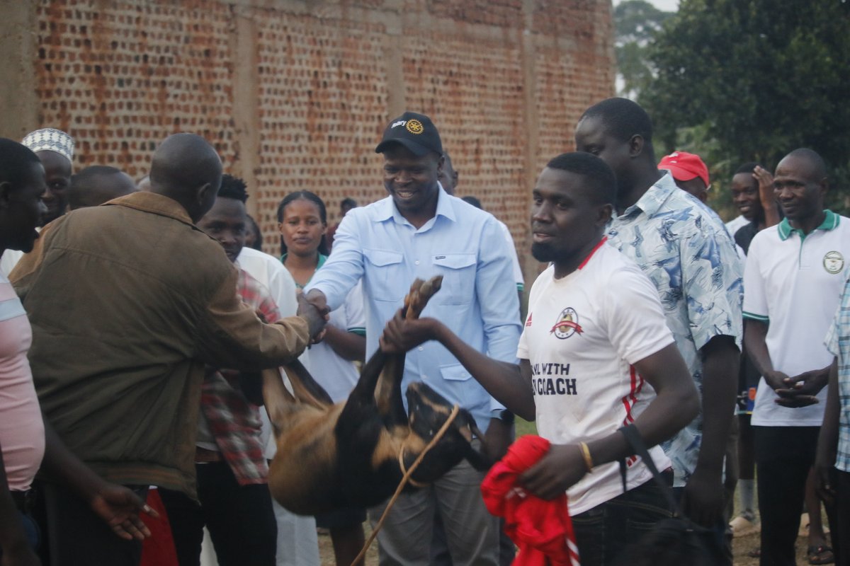 stmarkkayunga's tweet photo. 1st Runners up, Boda Boda Taxi Park were awarded a goat and 100,00/=.
#WeStriveForExcellence https://t.co/Y0As6mnJdr