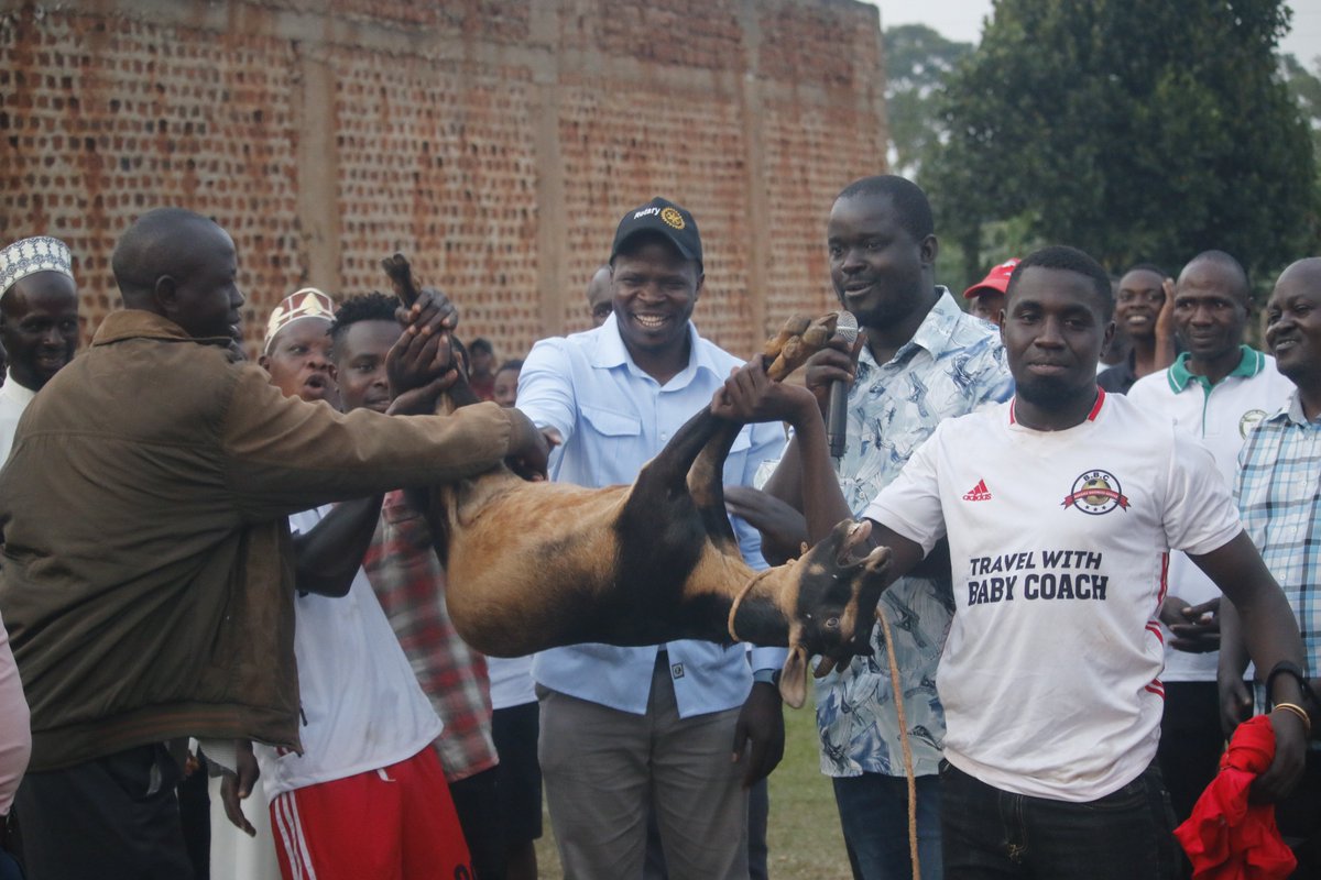 stmarkkayunga's tweet photo. 1st Runners up, Boda Boda Taxi Park were awarded a goat and 100,00/=.
#WeStriveForExcellence https://t.co/Y0As6mnJdr