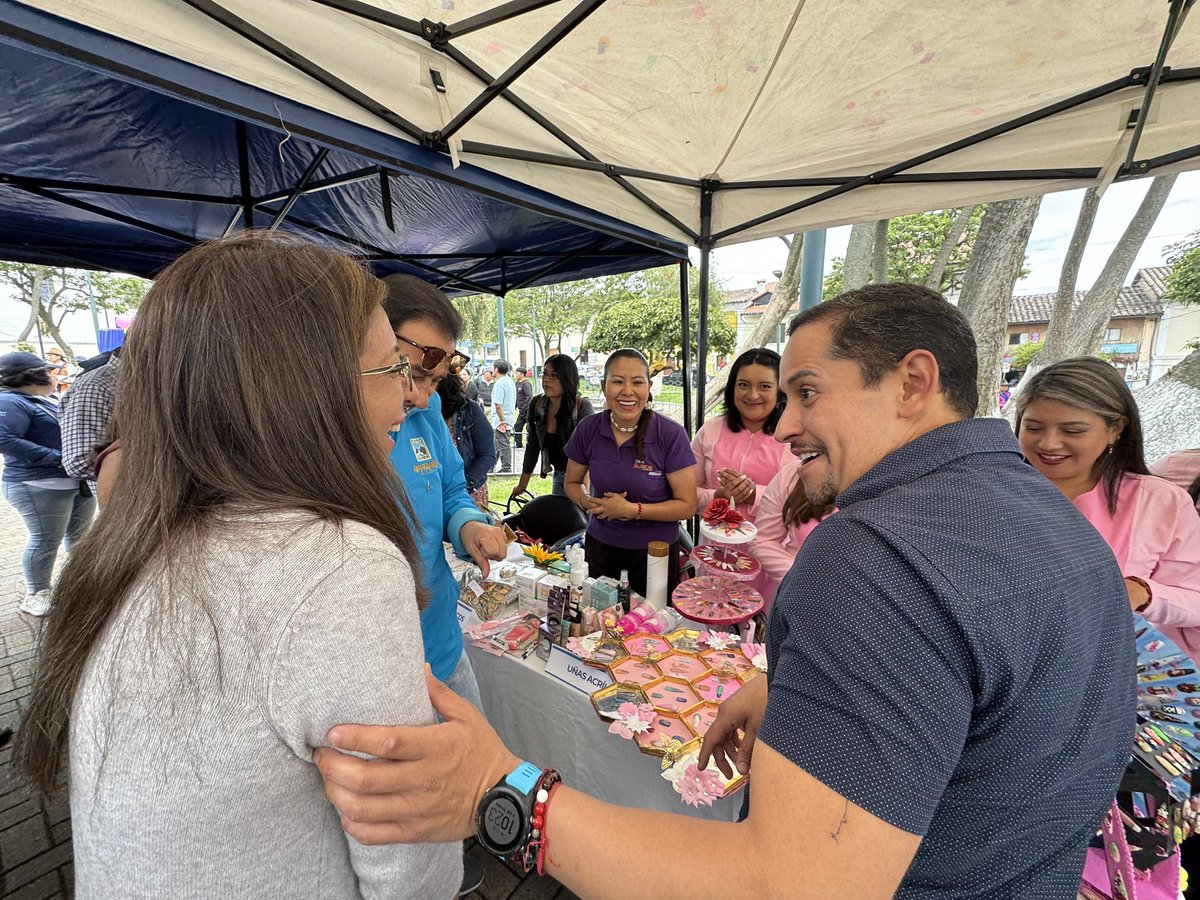 zona_loschillos's tweet photo. ✨ #CasaSomosLosChillos | Beneficiarios Certificados

Reconocemos el esfuerzo y dedicación de los beneficiarios de los talleres de Casa Somos Amaguaña. 🎓
Esta entrega de certificaciones es una oportunidad para seguir creciendo en los siguientes módulos y niveles.

#QuitoRenace https://t.co/NcdEjGpsGu