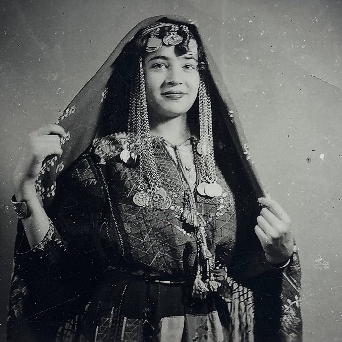 RimaHas's tweet photo. Pour mesurer à quel point l’Etat colonial d’Israël a durablement et profondément détruit la société Palestine à Gaza il faut se replonger dans les archives du photographe Kegham Djeghalian (1915 - 1981) rescapé du génocide arménien, il a des décennies durant documenté la ville de Gaza et ses habitants. Son petit-fils reprend son travail d’archive et écrit ceci : “ Au cœur de ce projet se trouve une réflexion critique sur l'urgence de préserver les mémoires visuelles fragiles de Gaza, marquées par la tension entre souvenir et oubli. Comment les histoires subjectives peuvent-elles contribuer à une archéologie future d'une géographie effacée ? Quelles stratégies adopter pour sauvegarder l'existence et la mémoire de Gaza face au génocide ?” Expo à retrouver jusqu’au 9 février à Genève dans le cadre du festival Black Movie.
