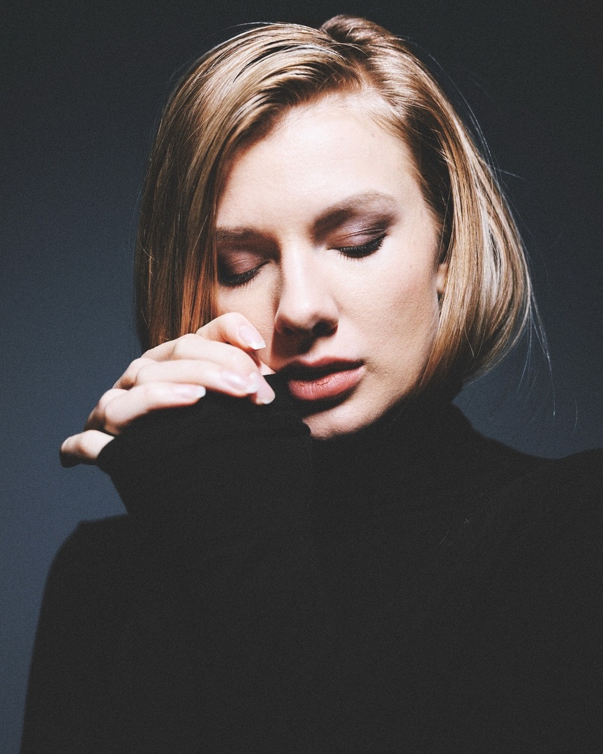 StephaneMosse's tweet image. 2025 @anasweet_official 

“In quiet reflection, she finds her light.”

#IntrospectivePortrait
#QuietIntensity
#SubtleElegance
#PensiveGrace
#VeiledEmotion
#EloquentStillness
#SoulfulCalm
#MoodyReflections instagr.am/p/DFS-DT-R7g7/