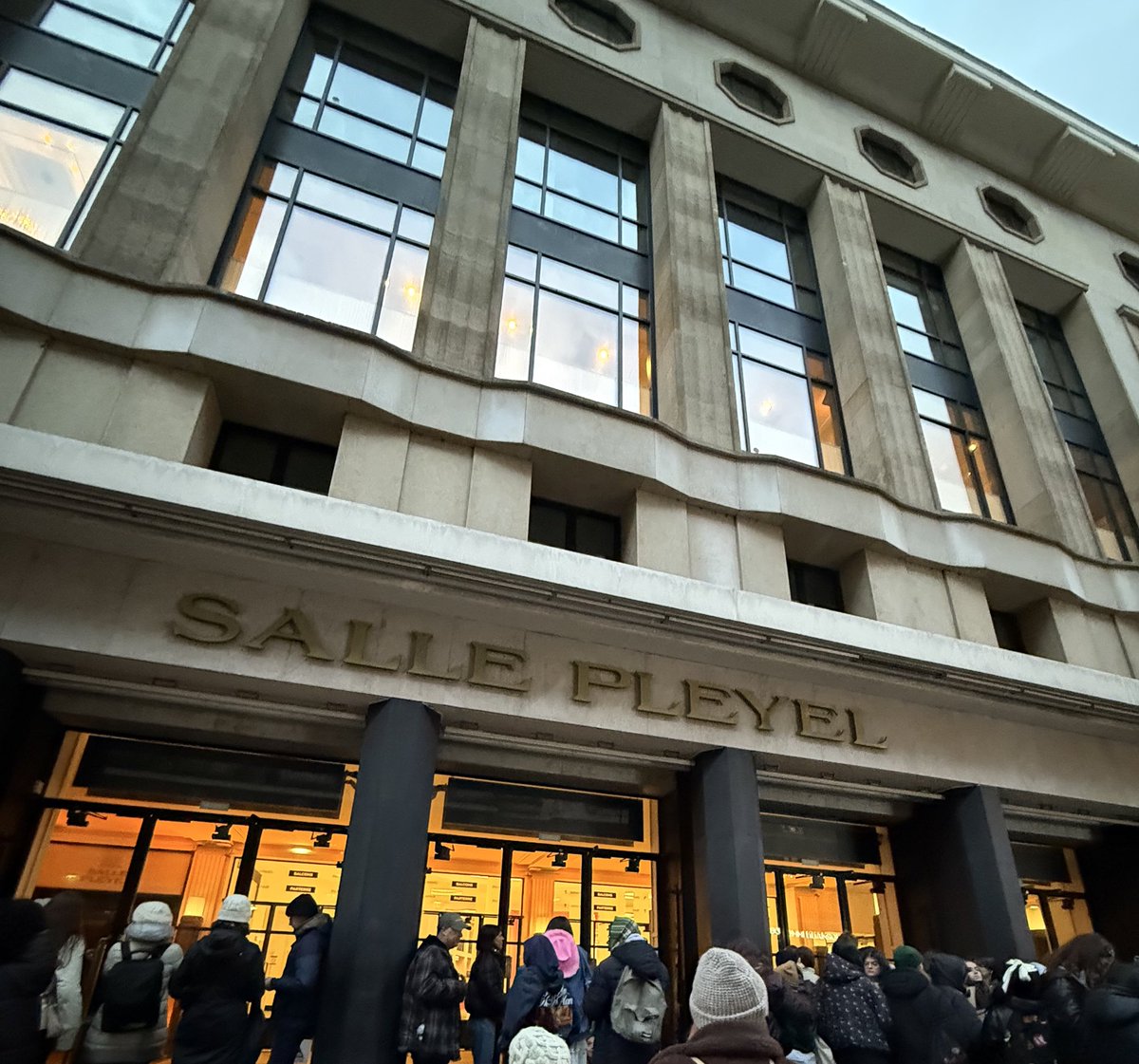 JoshuaBassettFR's tweet photo. Un monsieur qui passait devant la salle Pleyel m’a demandé « what are you guys waiting for ? ». Et quand j’ai répondu « for a concert », il a dit « oh french people are crazy ! » haha, et encore je trouve que c’est soft comparé à certains concerts 😂 https://t.co/ImsGzUCLzT