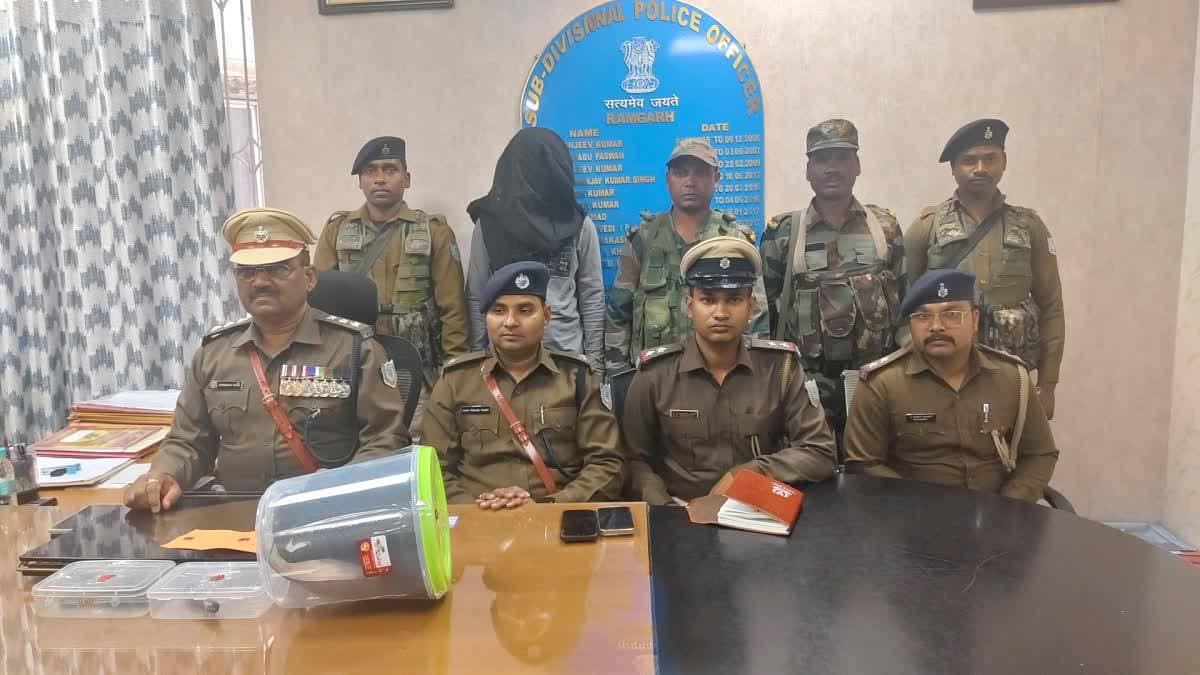 amarbauri's tweet photo. सावधान रहें, सतर्क रहें !

झामुमो-कांग्रेस-राजद सरकार के शासन में असामाजिक तत्त्वों का मनोबल बढ़ा हुआ।

रामगढ़-बोकारो मुख्य मार्ग के गोला थाना क्षेत्र के चक्रवाली गांव में शनिवार देर शाम को मूलतः चंदनकियारी निवासी महिला मंजू देवी का अफसर अंसारी उर्फ राजा (पिता-अख्तर अंसारी) से जब महिला ने बात करने से इनकार किया तब इसने बदला लेने के उद्देश्य से धारदार हथियार से महिला का गला काट दिया, जिससे उनकी मौत हो गई।

सरकार दोषी पर कड़ी कार्यवाही करे और पीड़ित आदिवासी परिवार को मुआवज़ा दे !