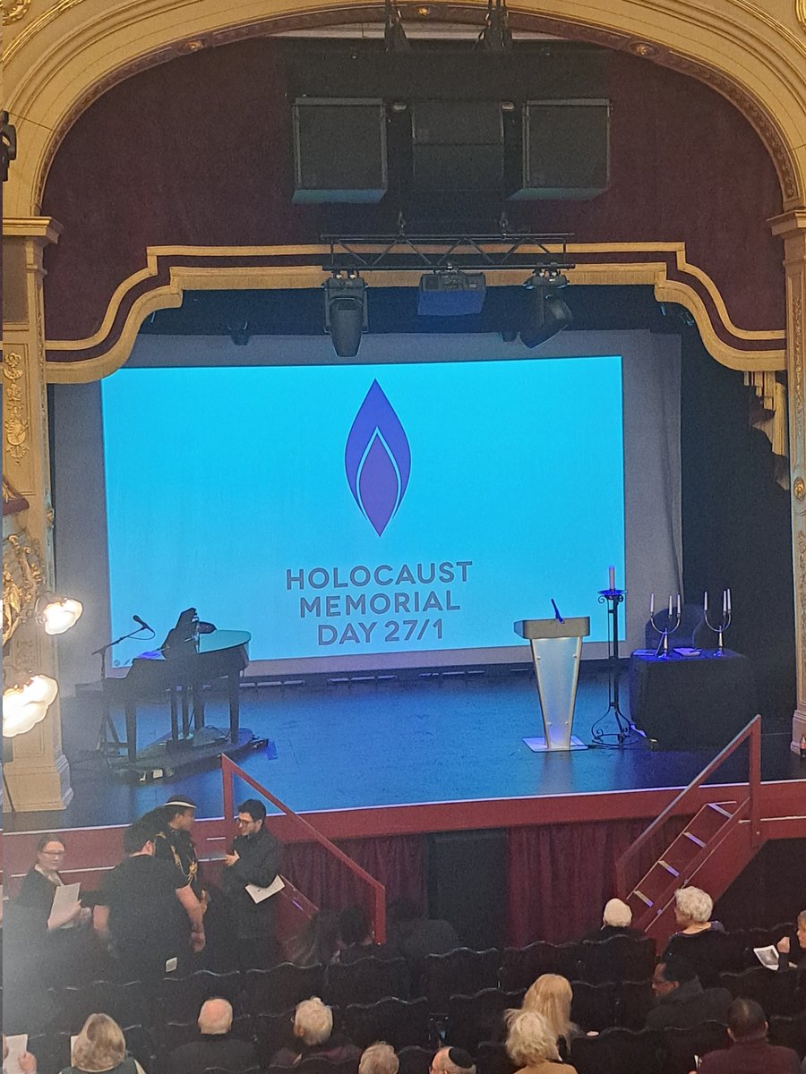 DeputyMayorPCWY's tweet photo. On this #HolocaustMemorialDay I attended the #Leeds civic remembrance event and heard the story of #SirNicholasWinton and how he saved 669 children on the #Kindertransport from Czechoslavakia, told by his son, Nick. #ThePowerOfYou #ForABetterFuture https://t.co/lOK1UEfdXN