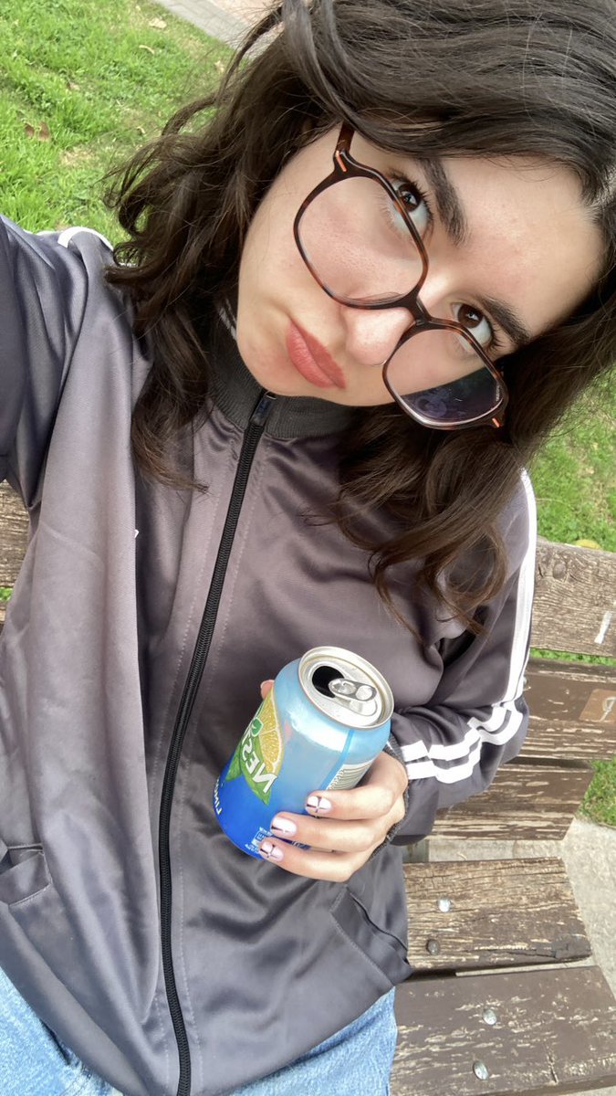 hiluvsse's tweet photo. con la cantidad de nestea que ingiero a diario les mantengo el negocio yo solita https://t.co/3AAkJzoAos