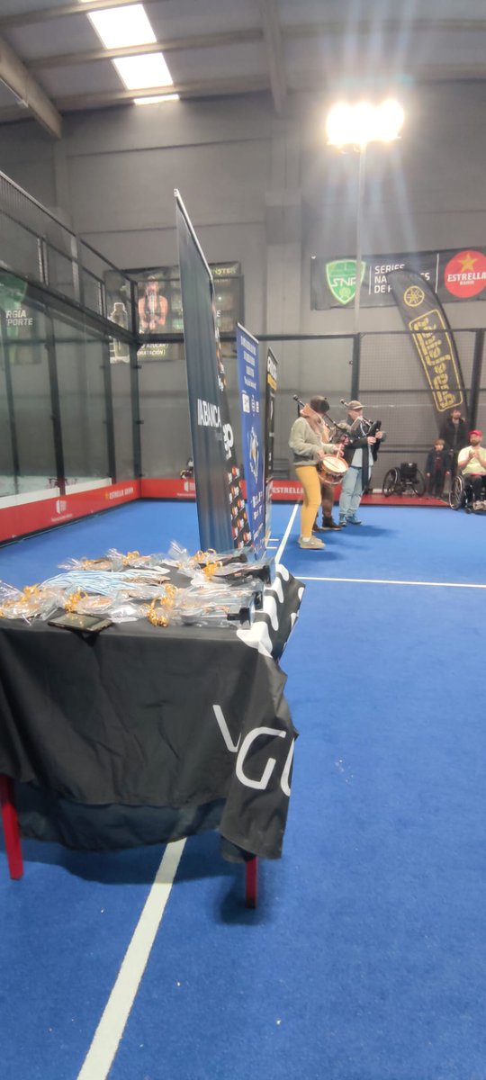 Gracias 1 año mas a tod@s por este torneazo 2025 ,sobretodo a los que están por detrás, para que este sea 1 mas difícil de olvidar.
Buen regreso a 🏡. 
 👇 
facebook.com/share/p/1EM9NU…

#GaliciaCalidade 
#padelensilla 

<a href="/Daviddelba/">David del Barrio</a> 
<a href="/Fundacion_ONCE/">Fundación ONCE</a> <a href="/padelfederacion/">Federación Española de Pádel</a> 
<a href="/talleresrodosa/">Rodosa</a>