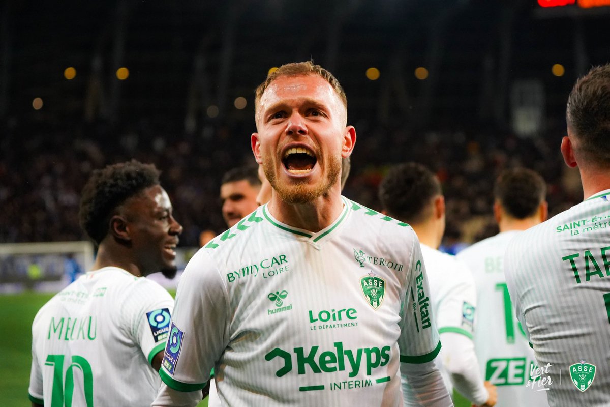 FerveurVerte_'s tweet photo. 🚨 IRVIN CARDONA ARRIVE ENFIN !

L'attaquant va faire son retour dans le Forez en prêt. L’#ASSE et Augsbourg ont conclu un accord durant ces dernières heures. ✅

(@lequipe) https://t.co/bf9anav6QB