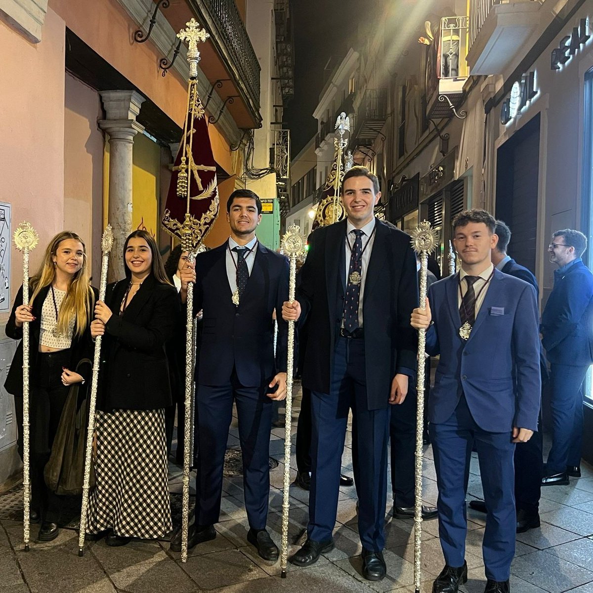 #JUVENTUD | En la tarde de ayer, nuestra juventud tuvo la oportunidad de participar en la procesión del Milagroso Niño Jesús de Praga. 

Queremos aprovechar estas líneas para agradecer a la querida @carmensantoangel el magnífico trato dispensado.

<a href="/HdadPanaderos/">Hermandad de los Panaderos</a>
#JóvenesSinMiedo