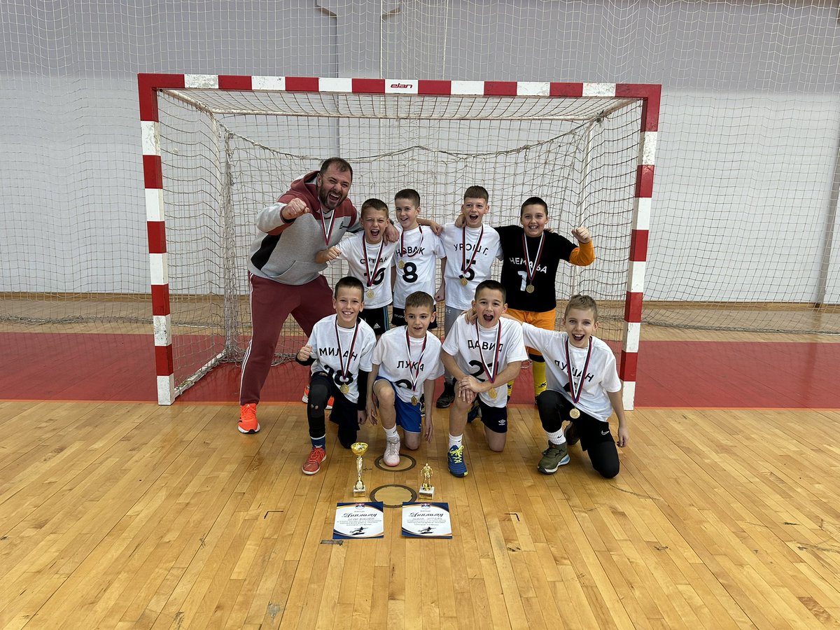 belivuk85's tweet photo. Моји шампиони, моји Бели Вукови 💪🏻🇷🇸❤️
Јако сам поносан на вас дјечаци моји, потомци Белих Вукова 💪🏻
Освојен Светосавски турнир Пале 2025 ❤️🥇🏆⚽️ https://t.co/BiND7iYHcF
