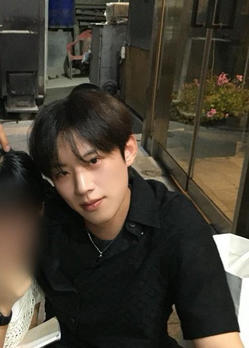 저는 철군의 이 사진을 참 조아하는데요
뭔가 살짝 풀린눈과 분홍빛이된 귀와 눈가가
사람 미치게 만드는 무언가가 있습니다