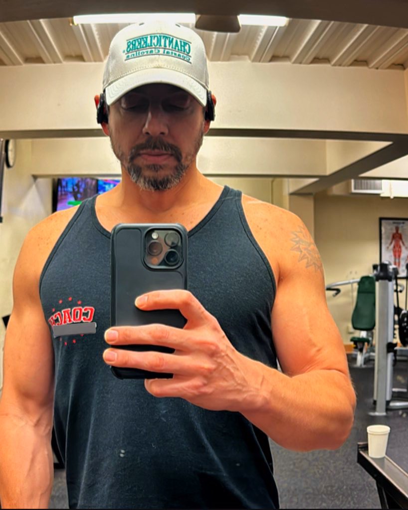 seattlejay83's tweet photo. Missed the #5AMCREW this morning - my body woke up at 5:30 instead. No time to waste, rushed out and still crushed my workout at the gym. Morning might have started late, but the hustle was real! https://t.co/YRuYl0r5Cl