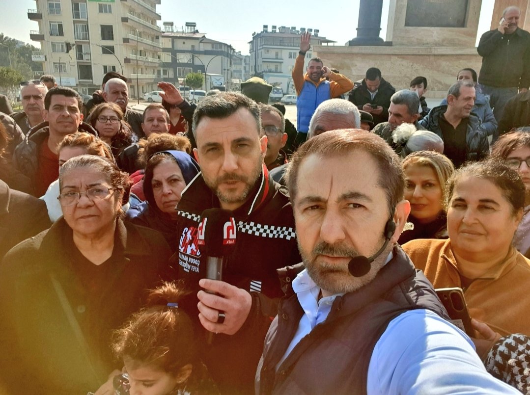 Serhan_Asker's tweet photo. Depremden 2 yıl sonra Hatay... Yüzbinlerce yaslı vatandaş hala konteynerlarda yaşıyor... Yasını bile yaşayamıyor... Kentte toz tuman insanları esir almış... Bugün Görkemli Hatıralarda o güzel insanlar için bir kez daha kahrolduk... 

Güzelim Hatay ne hallerde...

@mumtazgovce 

@halktvcomtr 
@gorkemli_htrlr