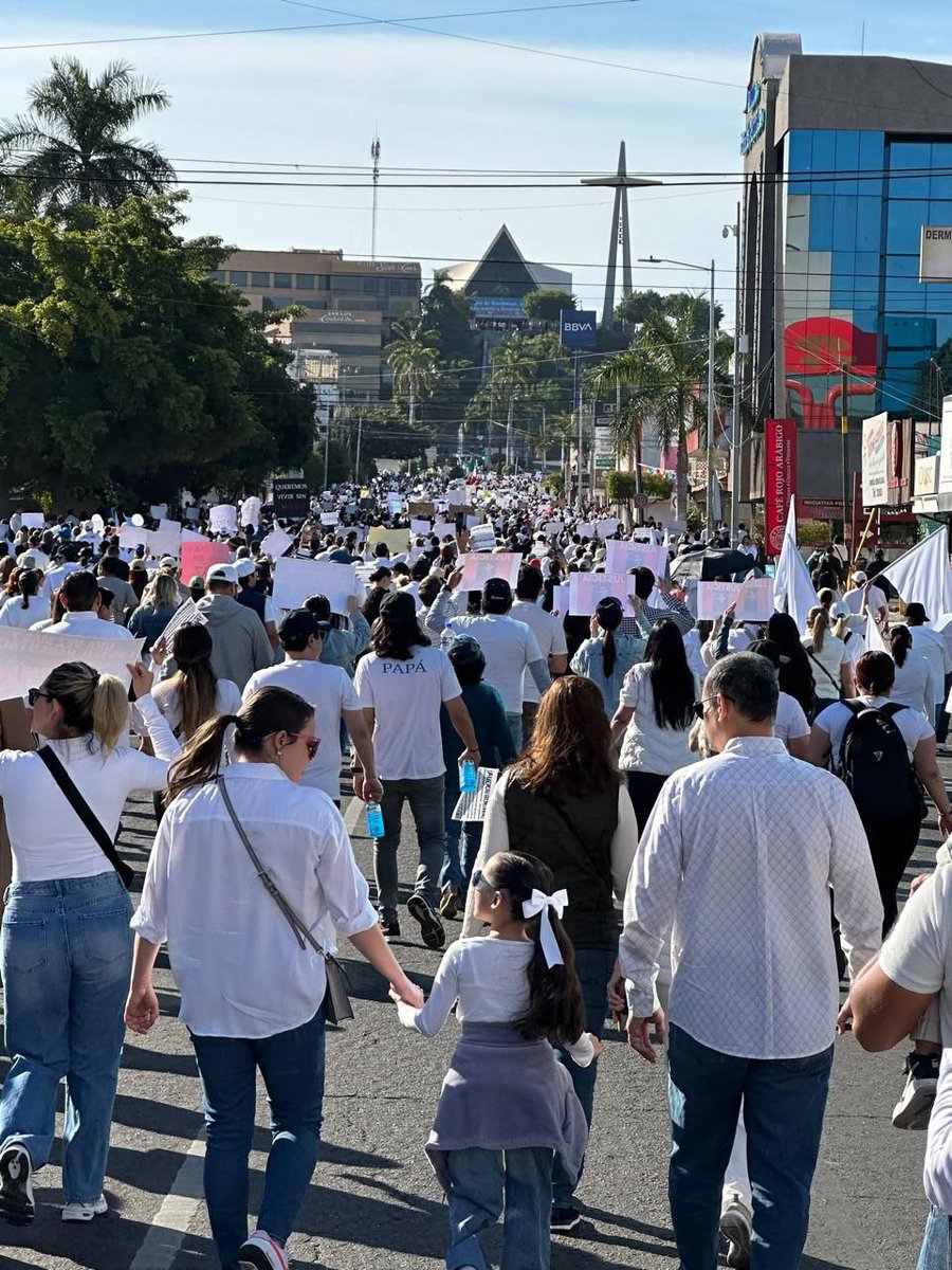 HLM_Inseguridad's tweet photo. Mano a mano las familias de México pedimos ¡PAZ!

Alto al fuego, que paren las balas
Que el gobierno atienda y se ocupe verdaderamente de las causas

#TodosSomosMClouthier https://t.co/1sqE6x4P2P