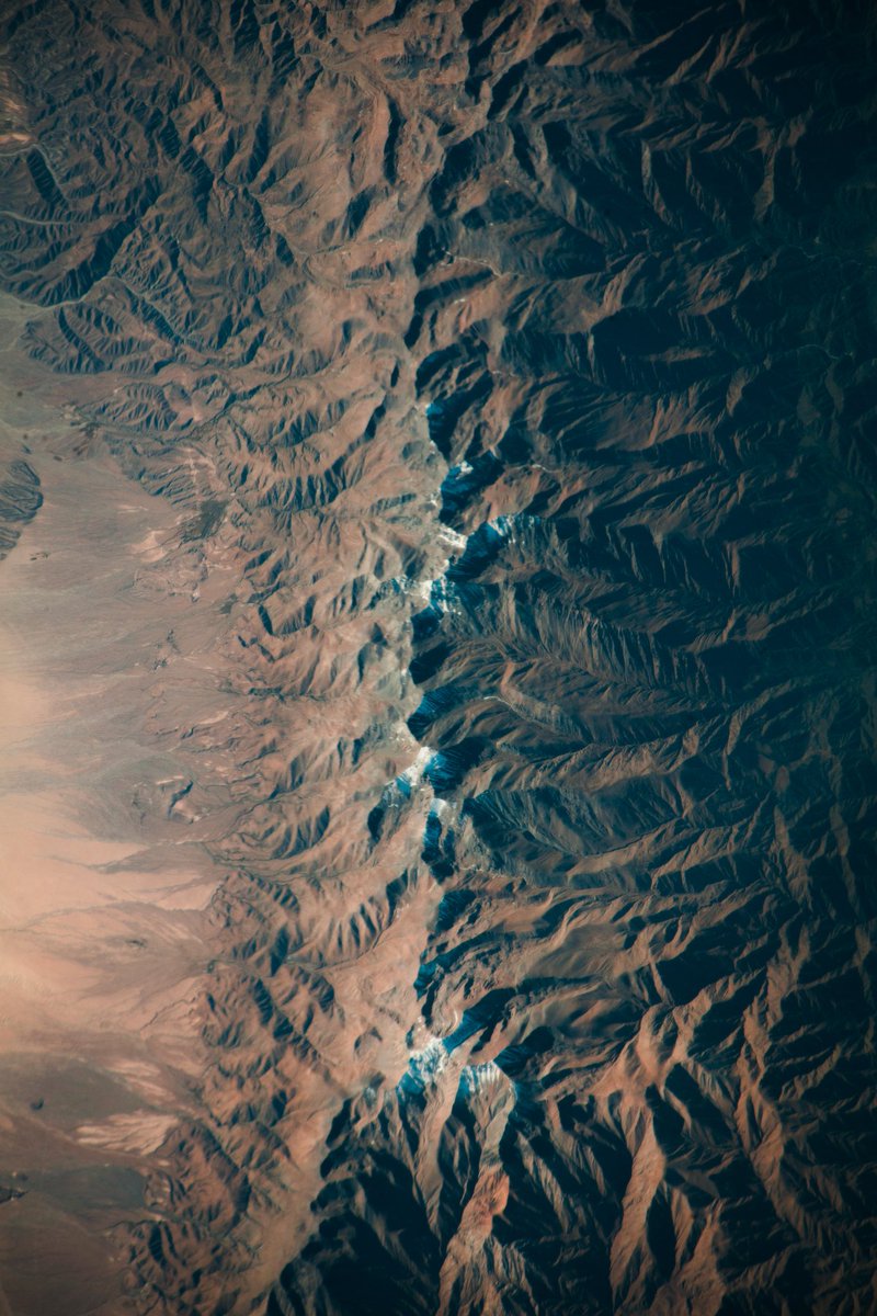 Argentina | Chile 🇦🇷🇨🇱

Los picos nevados de la Cordillera de los Andes separan a los dos países sudamericanos. Fotografiado desde la ISS. <a href="/NASA/">NASA</a>