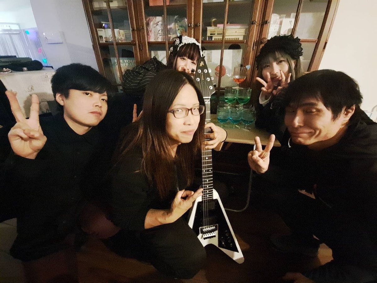 primo_miu's tweet photo. お誕生日パーティーとっても楽しかった🥳
ケーキ全部食べてもらえてよかった～🎂
タワーもできて嬉しい🥂𓈒𓏸◌
みんなありがとうございましたー😭🫶🏻 https://t.co/8XNT5h4xHb