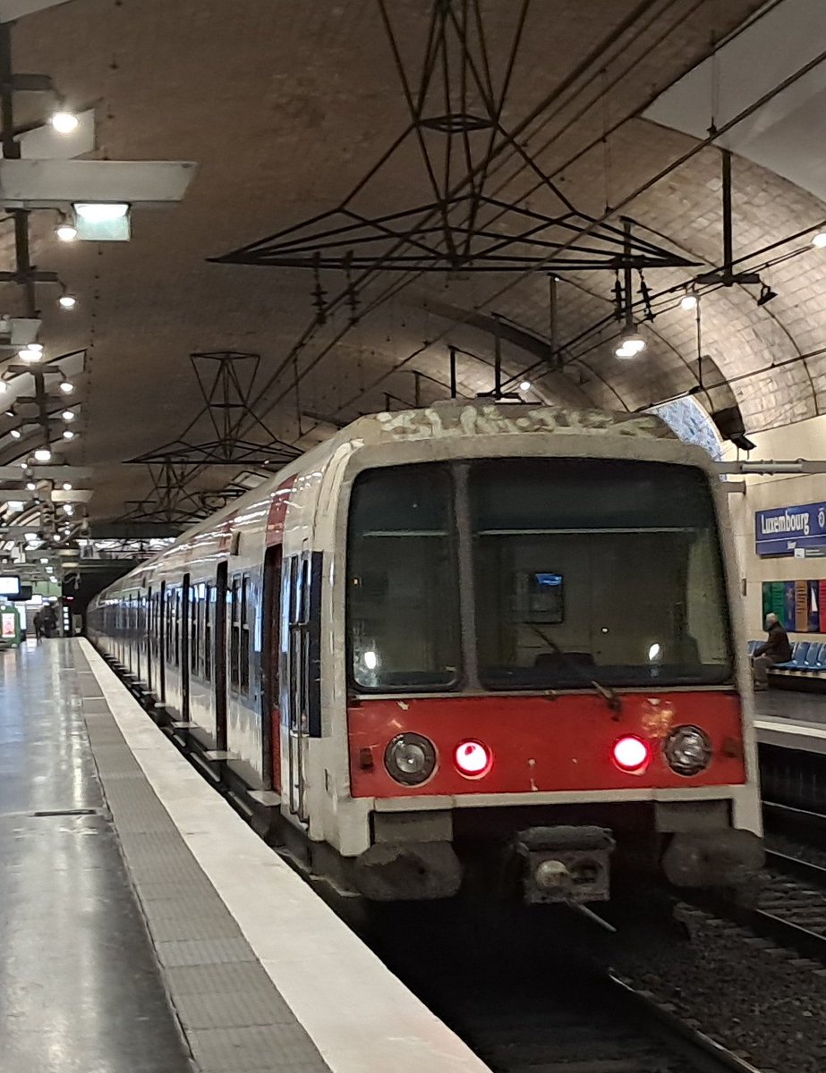 pass_trains's tweet photo. Bientôt la fin des #MI84 IDF (bleu, blanc, rouge) circulant actuellement sur le #rerb. Depuis quelques temps, ces trains sont petits à petits transformer pour devenir exactement pareil que les MI79 avec le logo #iledefrancemobilités 
#rerb #ratp #ferroviaire #ferrovipathe https://t.co/jG6ABKyi38