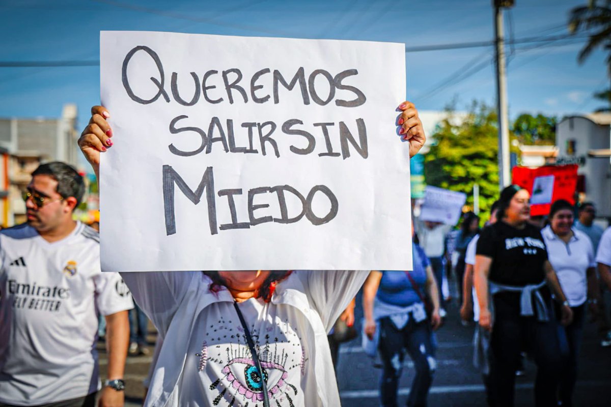 noticieristas's tweet photo. 🏳️🕊️ Con consignas de “¡Queremos paz!”, “¡Fuera Rocha!” Y “¡Vivos se los llevaron, vivos los queremos”!, miles de “culichis” marcharon este domingo desde Catedral hasta La Lomita en #Culiacán exigiendo un cese a la violencia. https://t.co/NiidwwEYvL