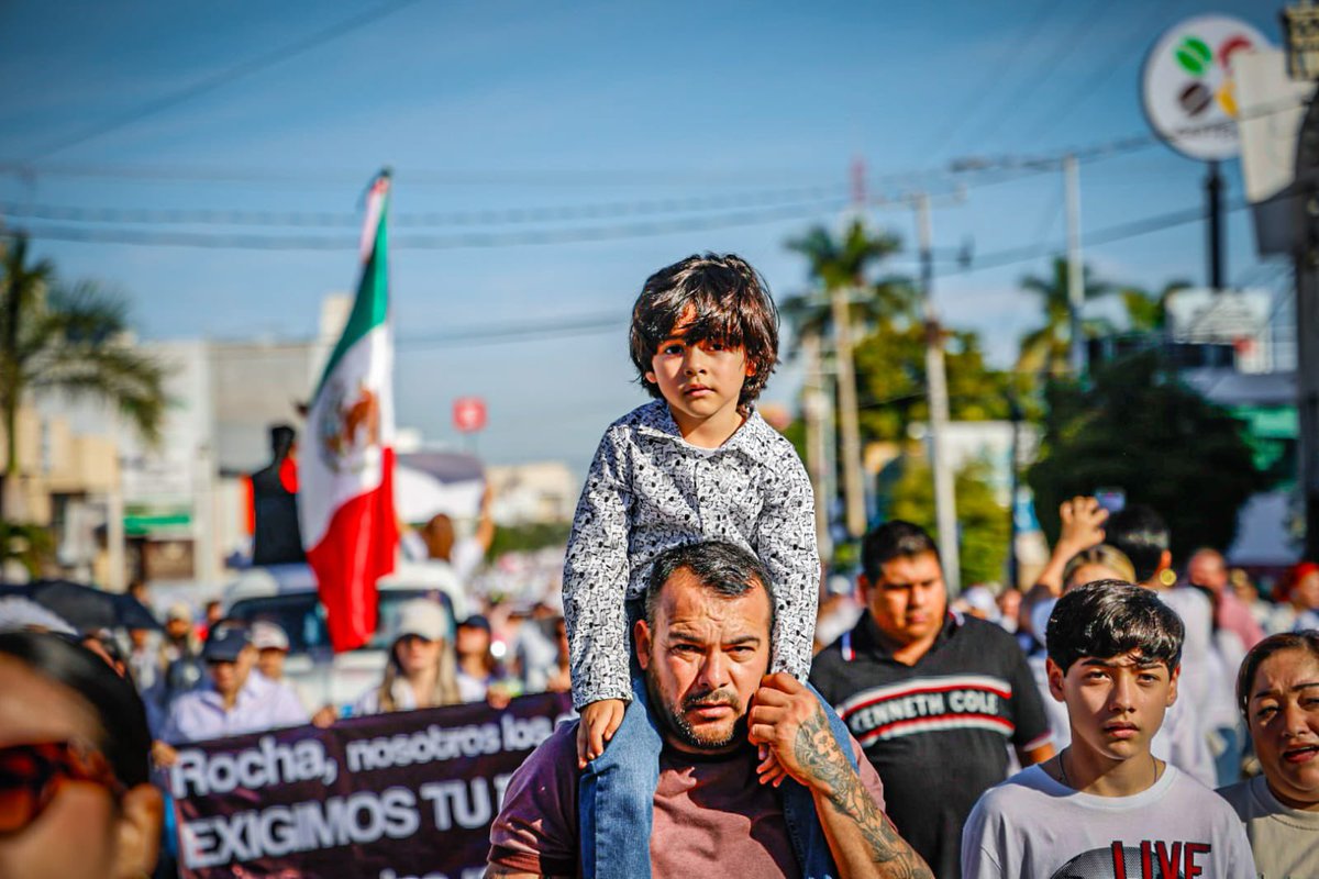 noticieristas's tweet photo. 🏳️🕊️ Con consignas de “¡Queremos paz!”, “¡Fuera Rocha!” Y “¡Vivos se los llevaron, vivos los queremos”!, miles de “culichis” marcharon este domingo desde Catedral hasta La Lomita en #Culiacán exigiendo un cese a la violencia. https://t.co/NiidwwEYvL